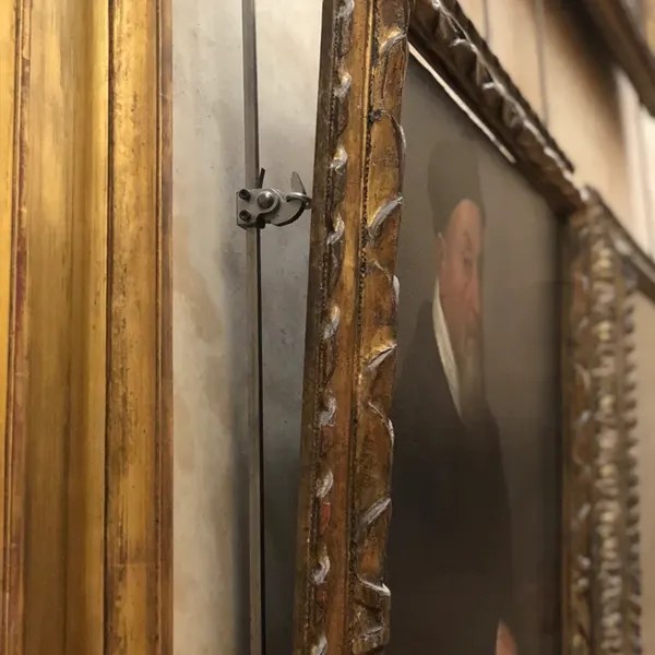 Cimiase métallique de la Maison Boyer à Crépy-en-Valois, illustrant le savoir-faire en préparation des supports par sablage et grenaillage, et en finition par thermolaquage et peinture epoxy dans l’Oise, Hauts-de-France.