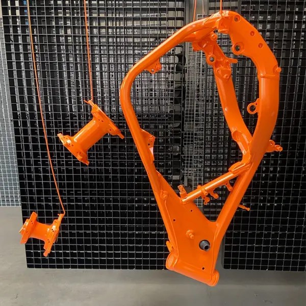 Exemple de pièce métallique (Cadre moto) traitée par Boyer Epoxy à Crépy-en-Valois dans l’Oise. Réalisation incluant sablage, grenaillage et peinture poudre époxy pour un thermolaquage durable et esthétique. Finition parfaite pour portails, radiateurs ou autres éléments métalliques dans les Hauts-de-France.