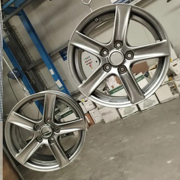 Exemple de pièce métallique (Jante aluminium) traitée par Boyer Epoxy à Crépy-en-Valois dans l’Oise. Réalisation incluant sablage, grenaillage et peinture poudre époxy pour un thermolaquage durable et esthétique. Finition parfaite pour portails, radiateurs ou autres éléments métalliques dans les Hauts-de-France.